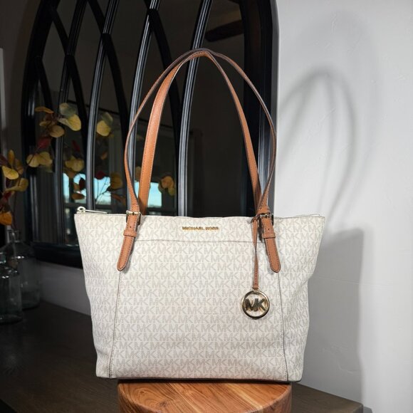 Michael Kors MK Signature Tote Bag — Vanilla & Acorn Monogram - Picture 2 of 16
